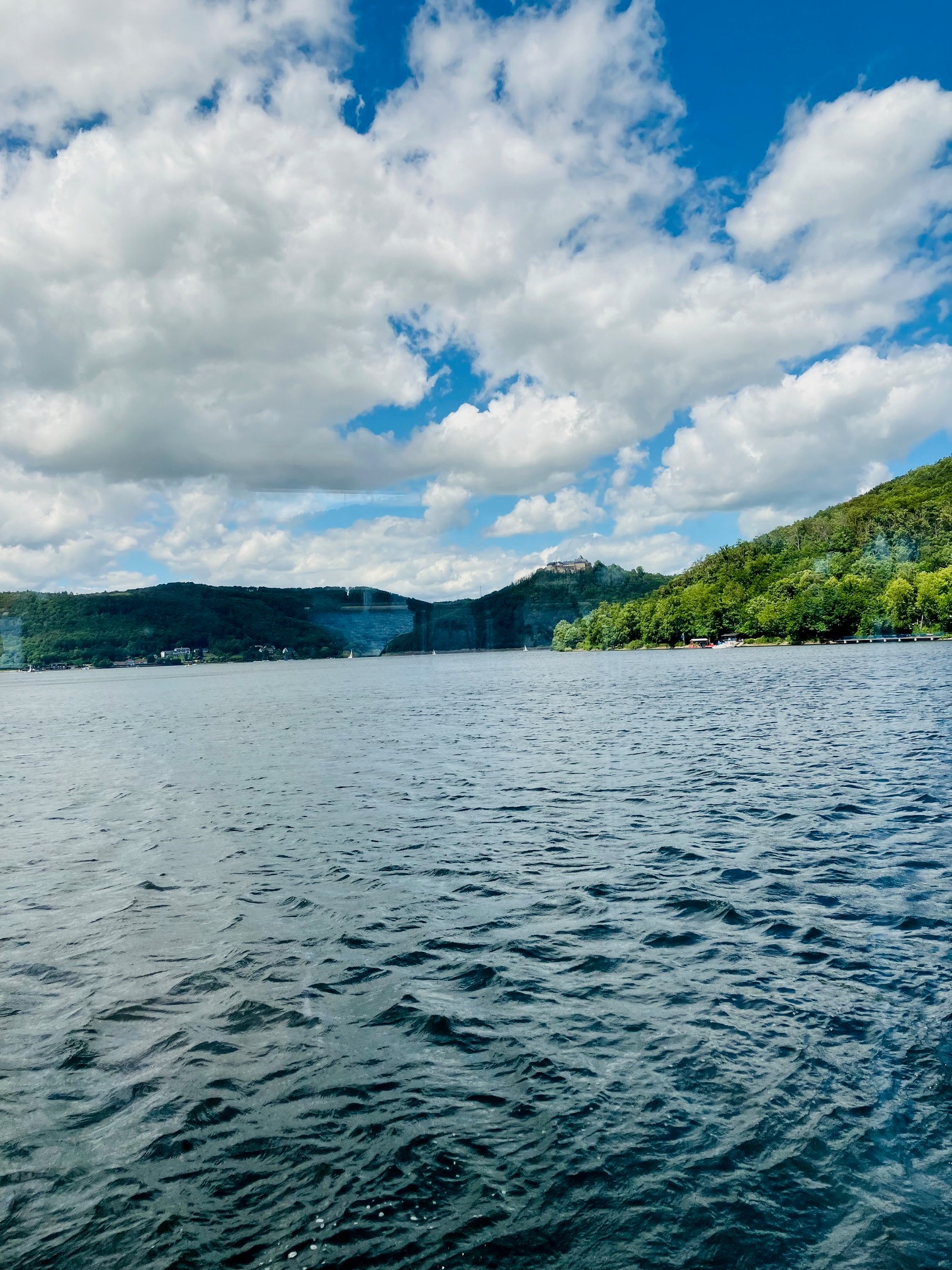 Ein Blick vom Schiff auf den Edersee