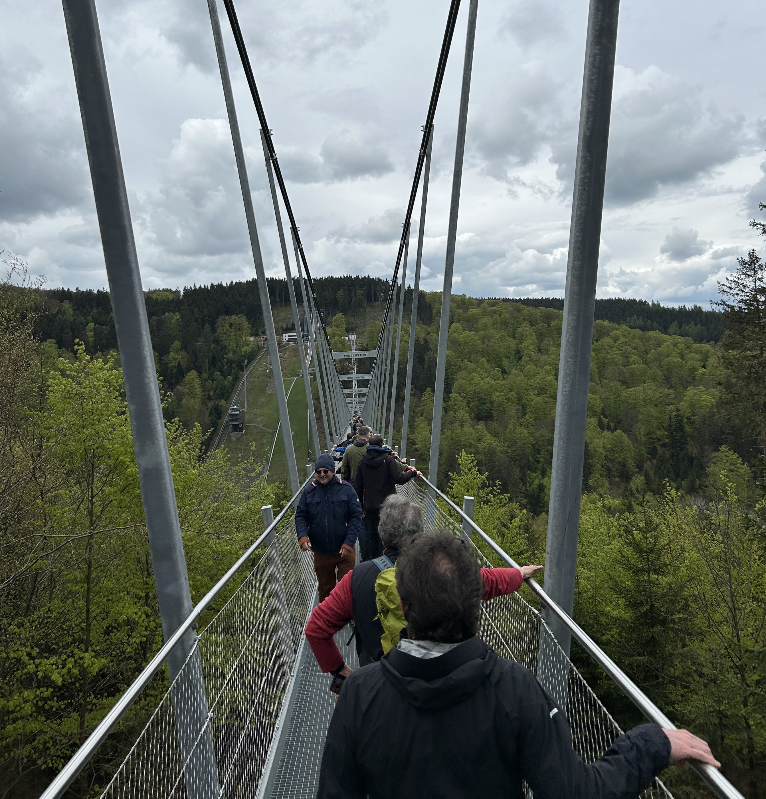 Die Pflegeväter überqueren die Hängebrücke