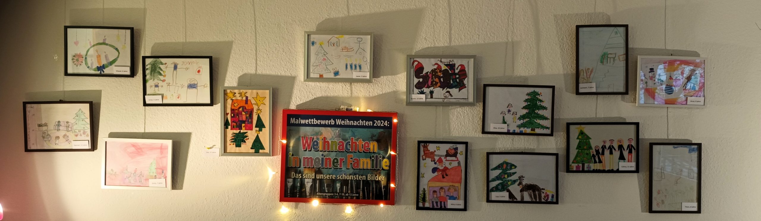 Galerie der von den Kindern eingereichten Bilder des Malwettbewerbs zum Thema 'Weihnachten in meiner Familie'